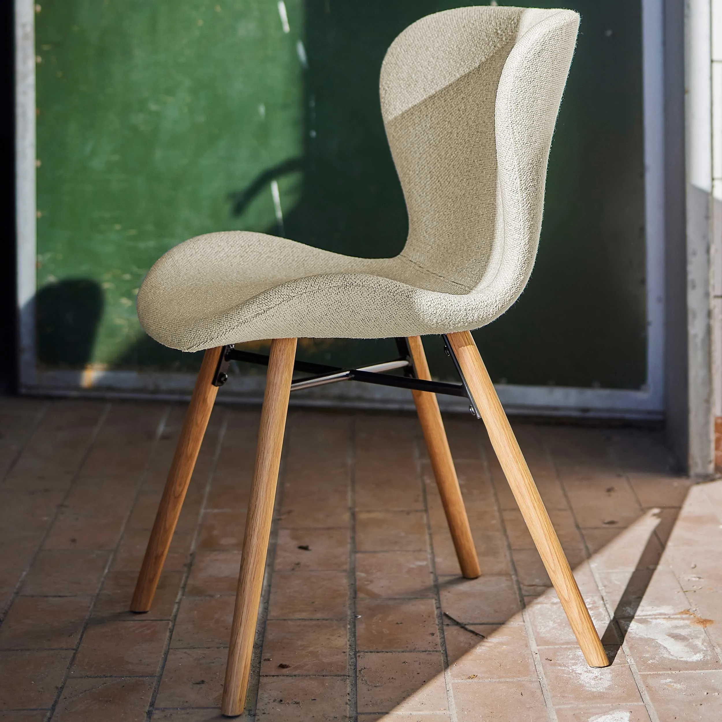 Chaise en tissu Tilda avec pieds obliques - blanc/chêne