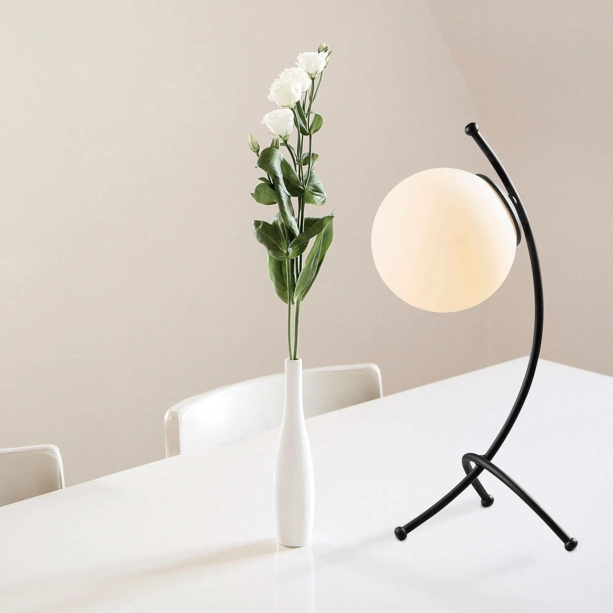 Yay Lampe de table | Corps en métal | Noir, blanc
