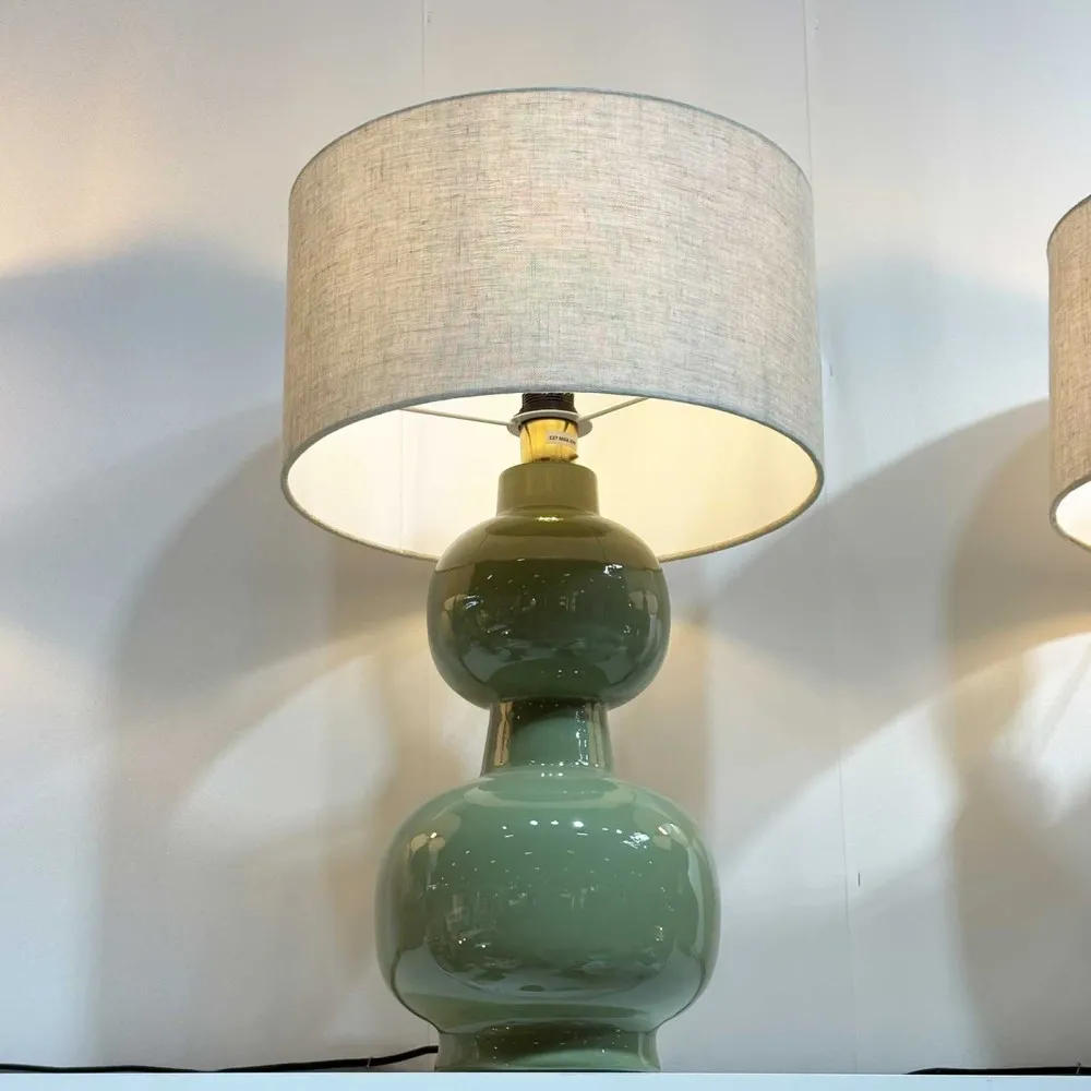 Grande lampe Laki pied métal vert matcha D40 H65cm